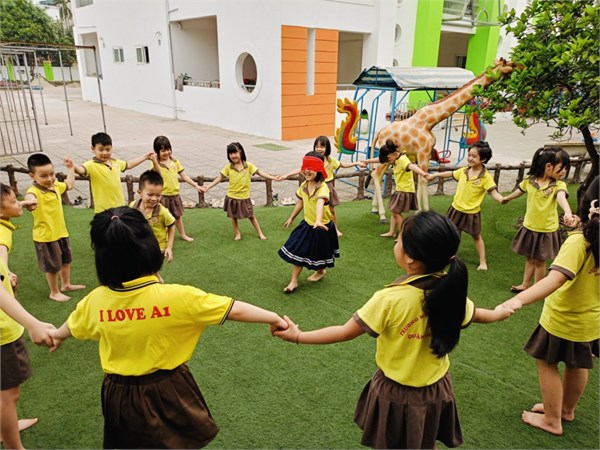 Cùng các bé lớp MGL A1, A2 chơi trò chơi dân gian Kéo co và Bịt mắt bắt dê nhé!